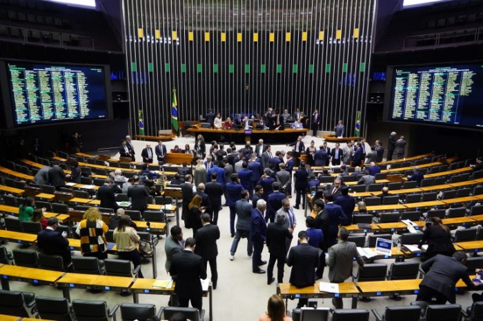 Deputados concluem votação do projeto do arcabouço fiscal; acompanhe