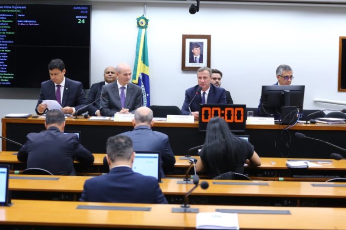 Ministro nega conivência do GSI com os atos de 8 de janeiro e anuncia blindagem dos vidros do Planalto
