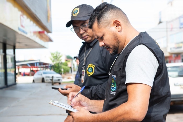 Prefeitura notifica responsáveis por propagandas irregulares em área pública