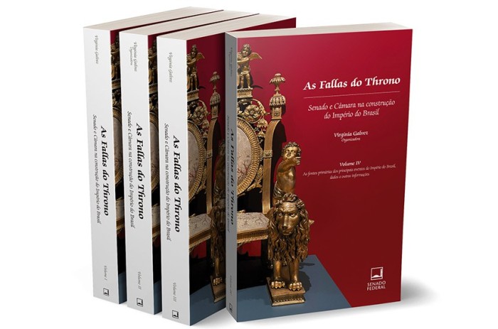 Coleção 'As Fallas do Throno' é entregue ao presidente de Portugal