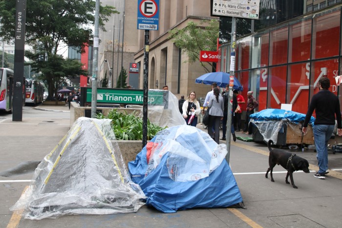 Morador de rua é encontrado morto após noite fria em SP