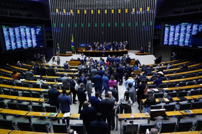 Deputados discursam a favor e contra o projeto do marco temporal das terras indígenas; acompanhe