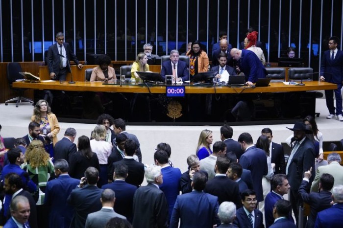 Aprovado texto-base da MP que recriou o Bolsa Família; acompanhe