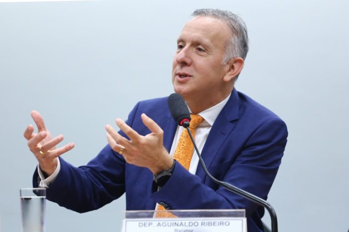 Relatório da reforma tributária deverá ser apresentado na terça-feira