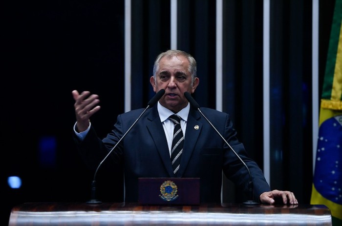 Izalci cobra cumprimento de acordo para reajuste de policiais e bombeiros do Distrito Federal