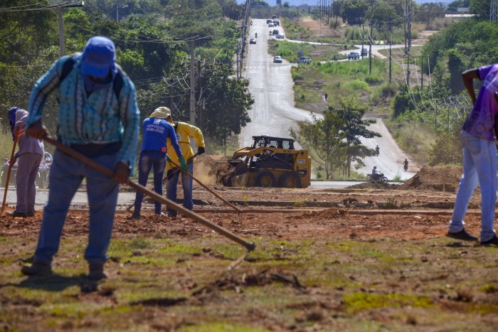 Obras de sinalização e paisagismo transformam Avenida NS-10