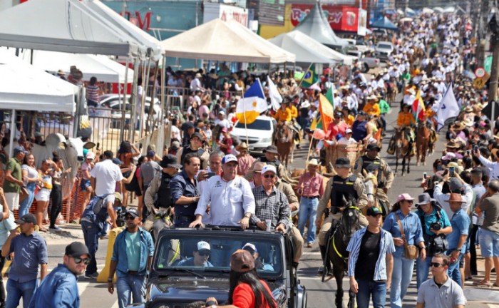 Em Araguaína, governador em exercício Laurez Moreira prestigia cavalgada; evento faz parte da programação da Exposição Agropecuária