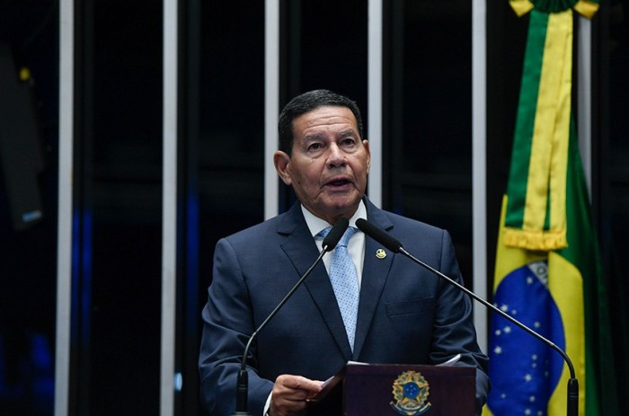 Mourão volta a criticar 'Honras de Estado' a Maduro e cobra posição do Parlamento