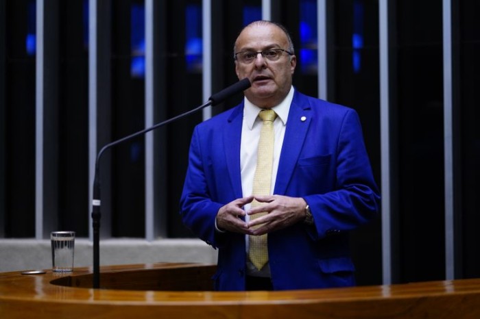 Projeto determina que bibliotecas escolares tenham bibliotecários e livros digitais