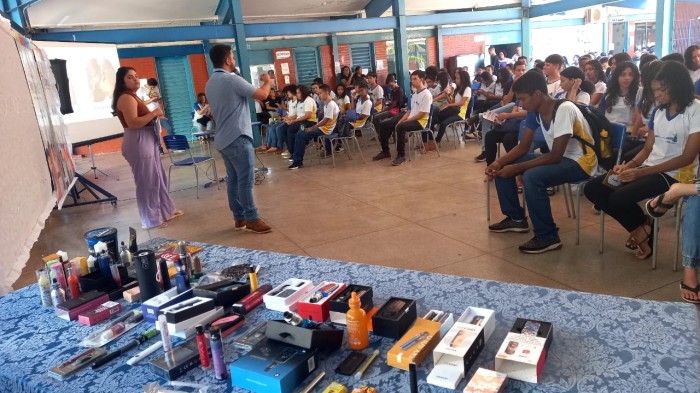 Alunos do Centro de Ensino Médio Castro Alves participam de roda de conversa sobre cigarros eletrônicos