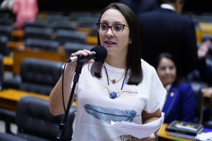 Projeto estende validade da carteira de estudante por um ano após conclusão do ensino médio