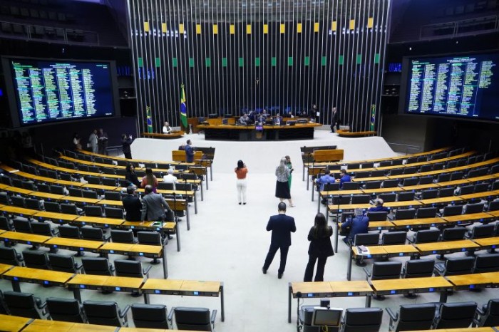 Deputados aprovam urgência para projetos sobre doação de remédios e tarifa social de água e esgoto; acompanhe
