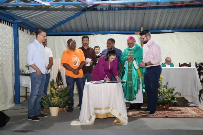 Prefeita Cinthia assina concessão de direito de área para Paróquia Santo Antônio de Lisboa