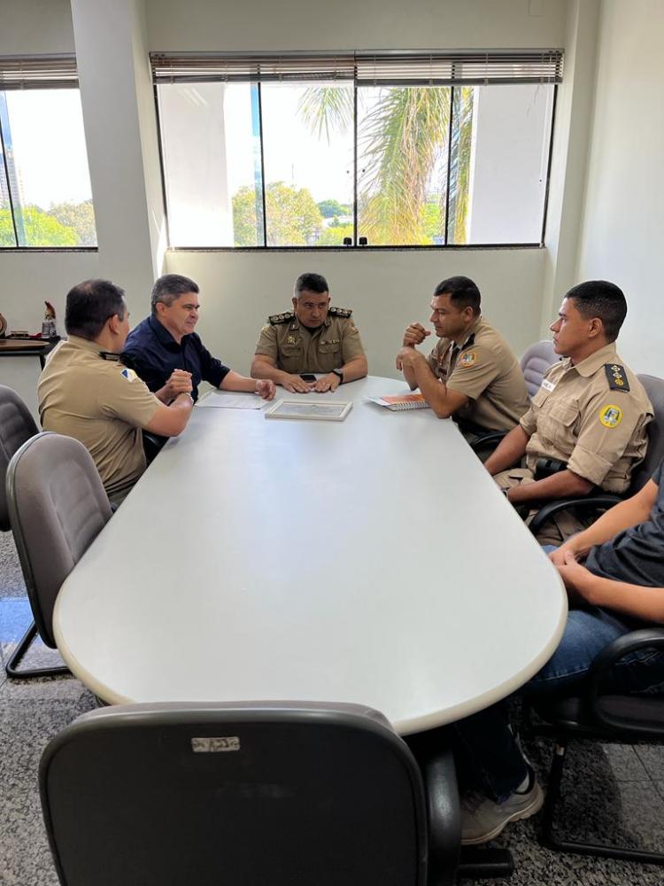 Vereador Major Negreiros entrega moção de aplausos a polícia militar do Tocantins e discute segurança pública da capital 
