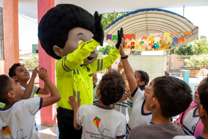 Equipe da Sesmu visita escolas para divulgar o IV Concurso Eldon Correa