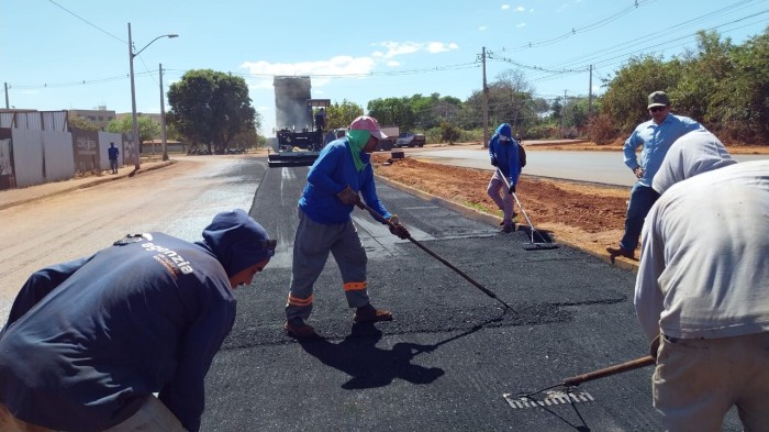 Faixa duplicada da Avenida NS-01 recebe asfalto tipo CBUQ