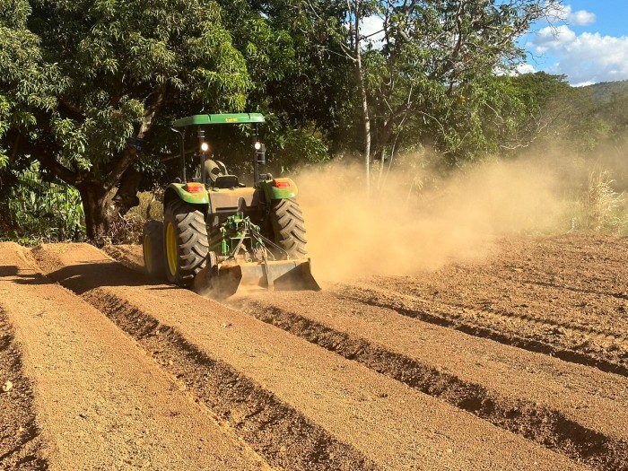 Seder oferece assistência técnica com encanteiramento e gradagem a produtores de Palmas