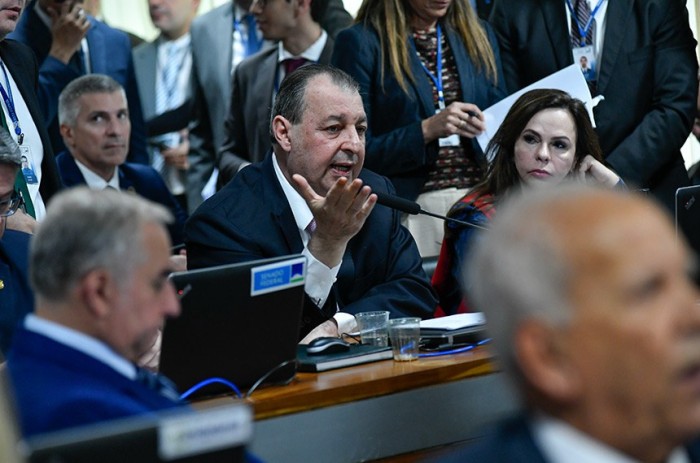 Relator tira do teto despesas com ciência, educação e DF; votação será na quarta