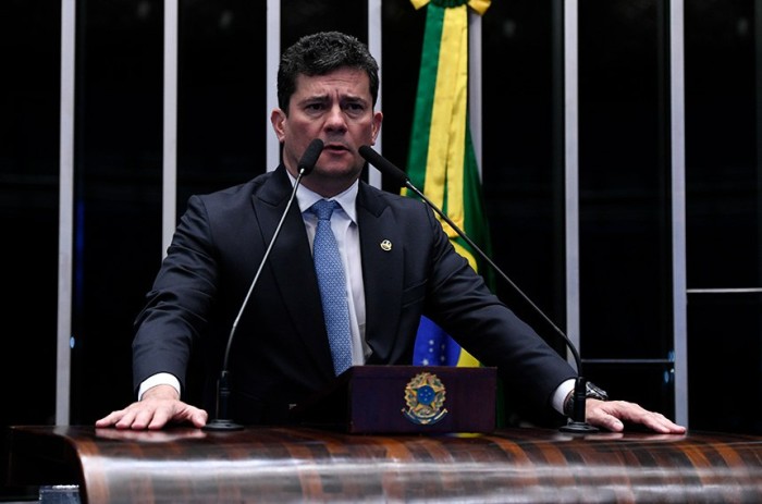 Moro apresenta relatório de proposta que tipifica crime de massacre
