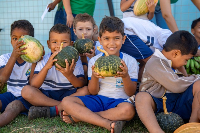Fazendinha do Calor Humano entrega frutas e verduras para Centros Municipais de Educação Infantil