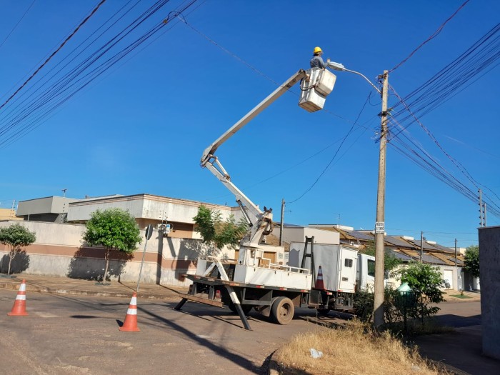 Luminárias da praças do Maria Rosa e Arne 24 recebem manutenção