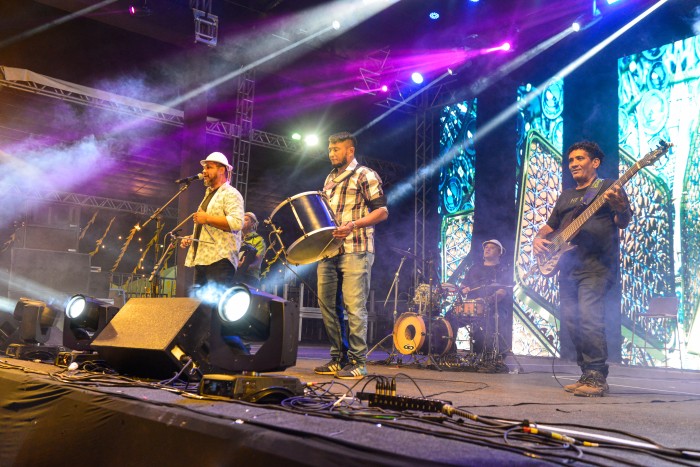 Multidão celebra São João com show do cantor Thiago Jhonathan