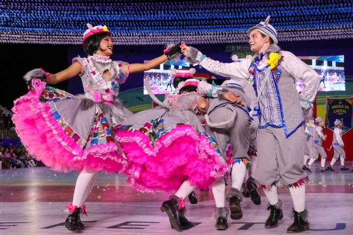 Shows animados e enredos criativos marcam último dia de evento junino