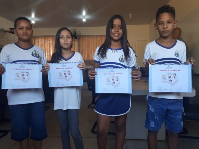 Alunos da Escola Municipal Sávia Fernandes recebem apostilas para estudo durante as férias