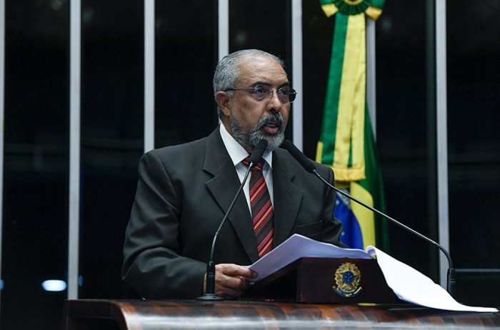 Paulo Paim cobra redução da taxa de juros