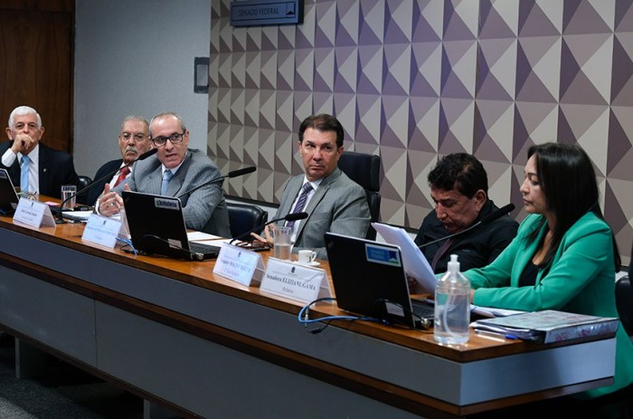 Governo e oposição criticam versão de Lawand sobre mensagens para Mauro Cid