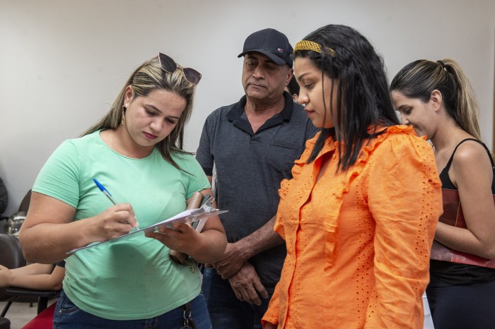 Ambulantes assinaram autorização para comercializar após o sorteio - Fotógrafo:Lia Mara/Secom Palmas