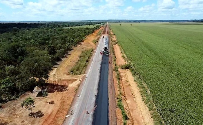 Governo do Tocantins intensifica obras de pavimentação asfáltica na TO-020, entre Campos Lindos e Serra do Centro