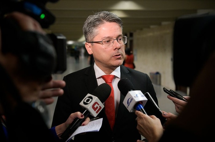 Alessandro presidirá comissão da MP da retomada de obras em escolas