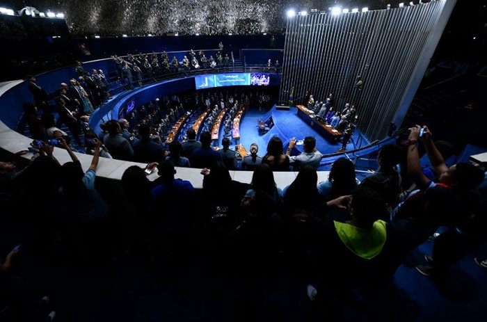 Defesa por valorização marca homenagem a bombeiros e PMs