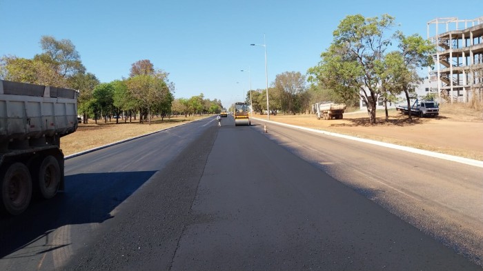 Avenida Teotônio Segurado passa por recapeamento na lateral da ACSU-SO 80