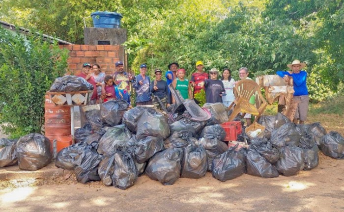 Ação conjunta de limpeza retira cerca de uma tonelada de resíduos do rio Lontra