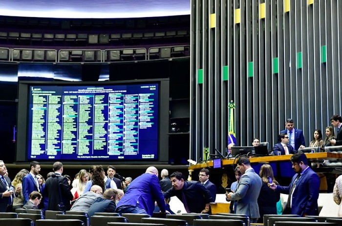 Mantido veto à liberdade irrestrita de opinião para policiais e bombeiros