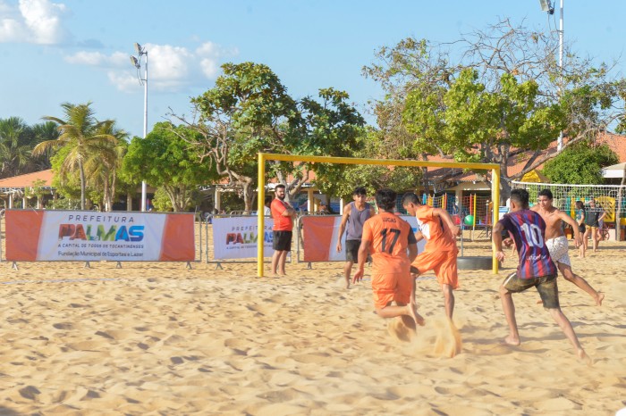 Praias viram ponto de encontro para atividades esportivas e de lazer
