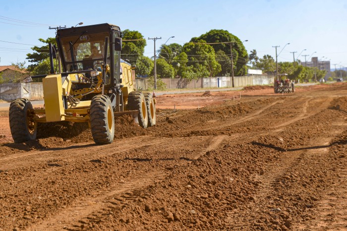 Motoniveladora realiza tratamento de base em trecho que será duplicado da NS-10, na lateral da ASR-SE 25 - Fotógrafo:Regiane Rocha/Secom Palmas