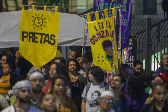 Mulheres negras marcham em SP pedindo democracia e justiça