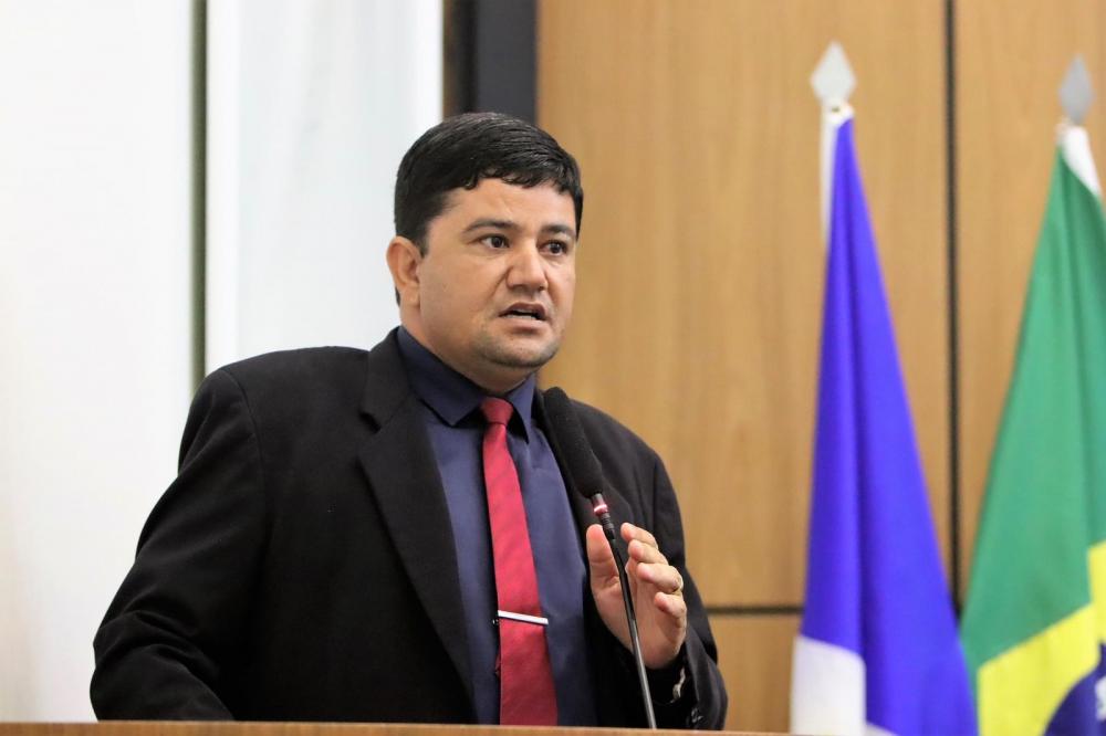 Vereador Rogério Freitas pede revitalização da praça do Jardim Aureny IV