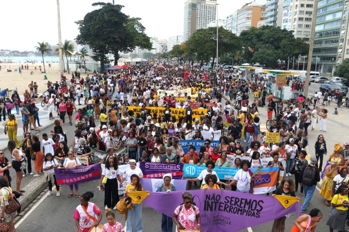 Marcha das Mulheres Negras toma conta de Copacabana