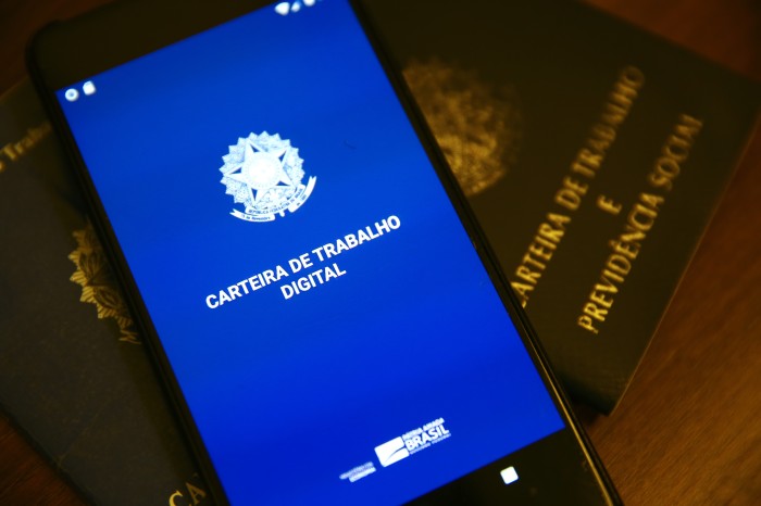 Mulheres negras recebem 48% do que ganham homens brancos