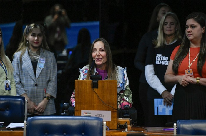 Mara celebra aprovação de texto sobre estoques de remédios do SUS