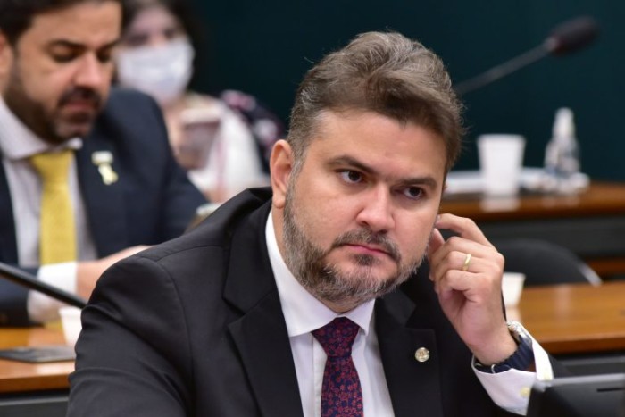 Instalada a comissão especial para analisar proposta que anistia partidos políticos