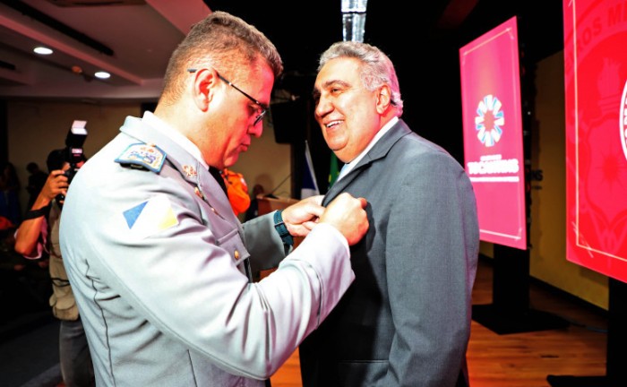Vice-governador Laurez Moreira é homenageado com a comenda da Ordem do Mérito Imperador Dom Pedro II do Corpo de Bombeiros e destaca trabalho da corporação