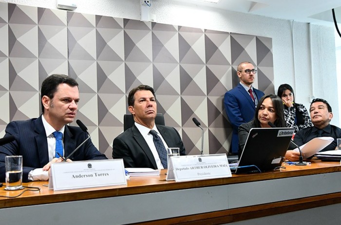 Relatora da CPMI quer acareação entre Torres e delegado da PF