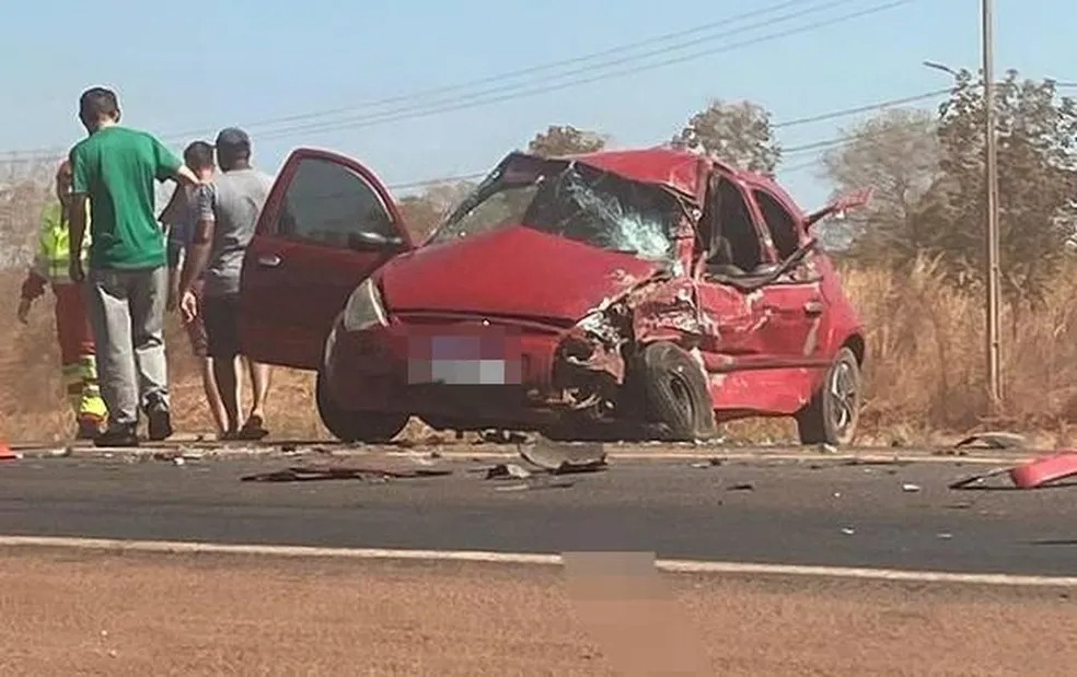 Acidente entre carro e caminhão deixa uma pessoa gravemente ferida em trecho da BR-153