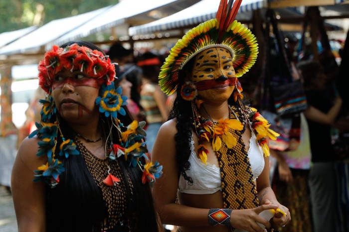 Indígenas apresentam cultura e bandeiras de luta em feira no Rio