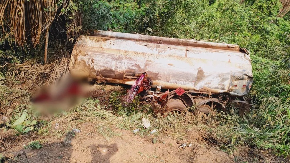 Policial militar morre após tanque de caminhão se soltar e bater em uma moto